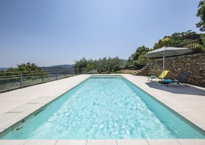 Bassin long avec garde corps en verre et alu