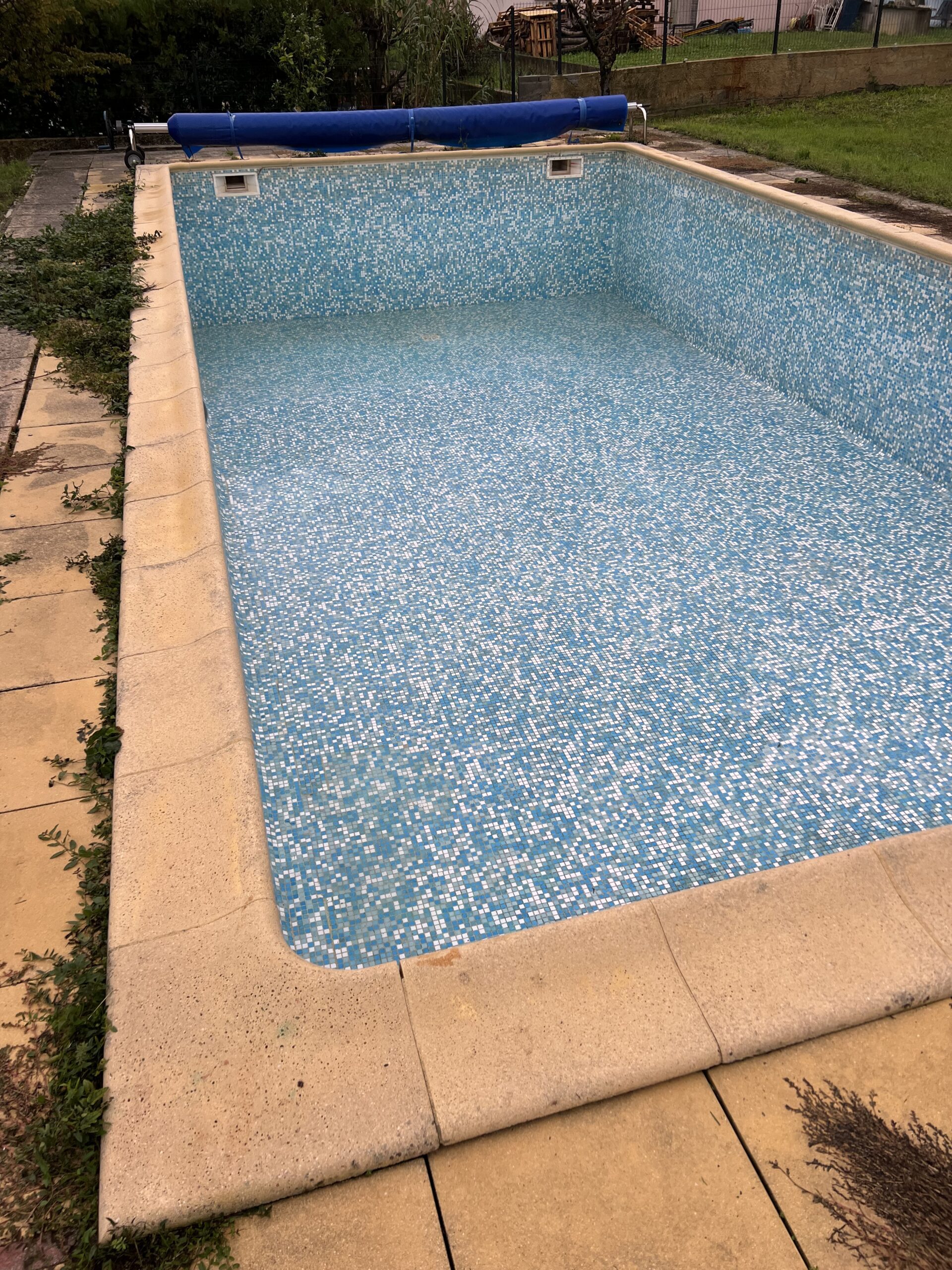 Ancienne piscine à rénover