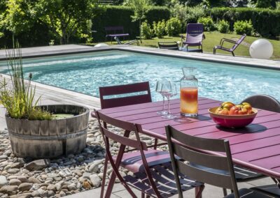 Rafraichissement au bord d'une piscine écologique
