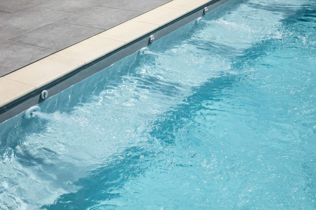 Forfait entretien : une piscine bien entretenue avec eau limpide