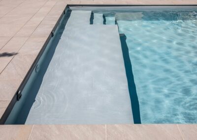 Grande plage immergée pour s'allonger dans l'eau de sa piscine
