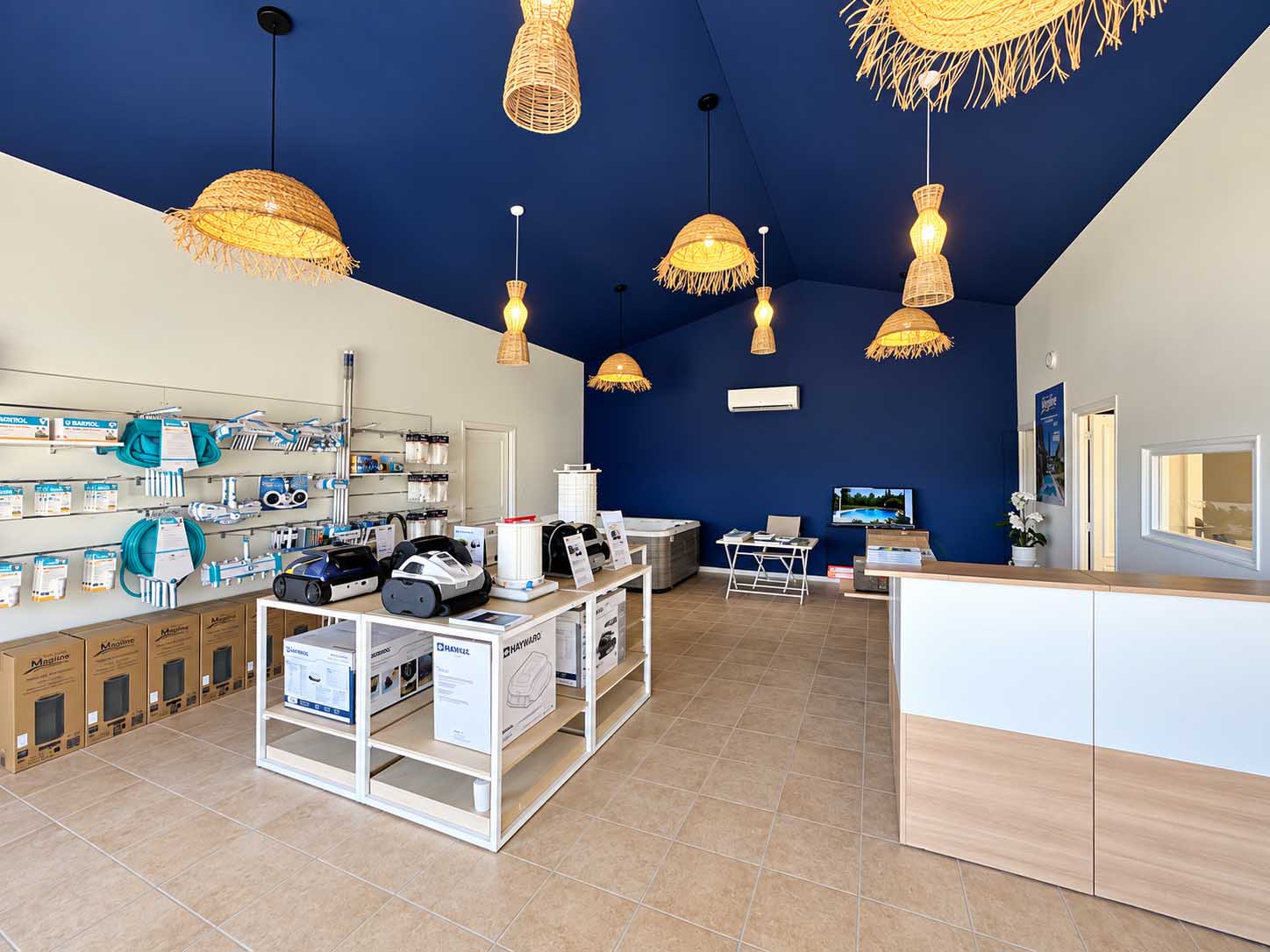 Magasin-pisciniste-Cavaillon Piscine grandes marches tour bois et pool-house