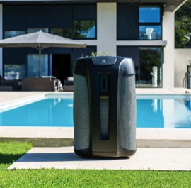 Pompe à chaleur installée au bord d'une piscine